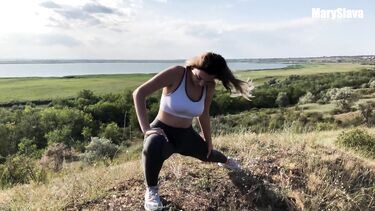 Трахаемся с подружкой в деревне на природе во время заката