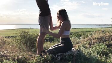 Трахаемся с подружкой в деревне на природе во время заката