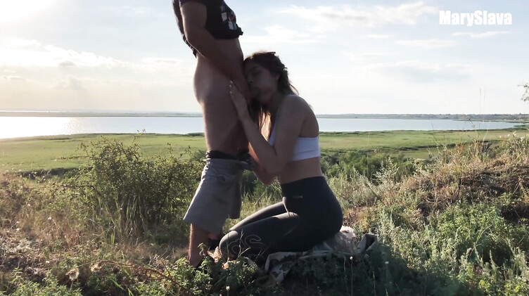 Трахаемся с подружкой в деревне на природе во время заката