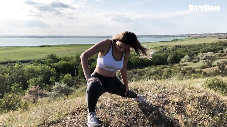 Трахаемся с подружкой в деревне на природе во время заката