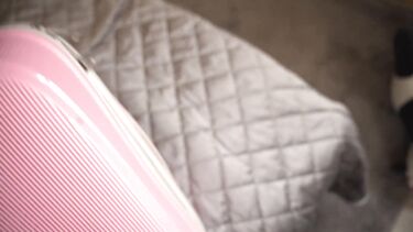 Гибкая девушка: Гибкая девушка вылезла из чемодана и трахается с парнем в бизнес поезде