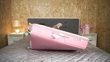 Гибкая девушка вылезла из чемодана и трахается с парнем в бизнес поезде