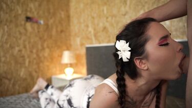 Страстное порно: Гибкая девушка вылезла из чемодана и трахается с парнем в бизнес поезде