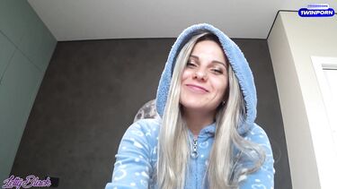 Трахает подружку в пижаме через вырез на штанах