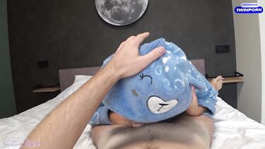 Трахает подружку в пижаме через вырез на штанах