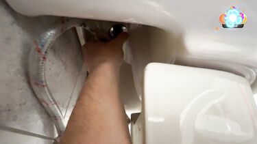 Молодой сантехник трахнул русскую зрелку в ванной и кончил на лицо