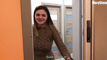 Зашел к молодой соседке за сахаром и трахнул ее на кухне