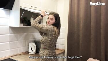 Зашел к молодой соседке за сахаром и трахнул ее на кухне