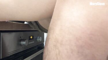 Зашел к молодой соседке за сахаром и трахнул ее на кухне