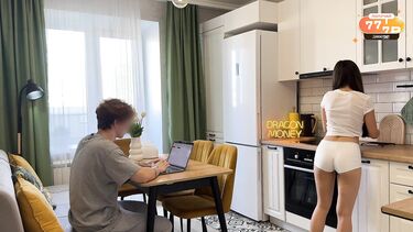 18-летняя русская племянница соблазняет дядю минетом под столом