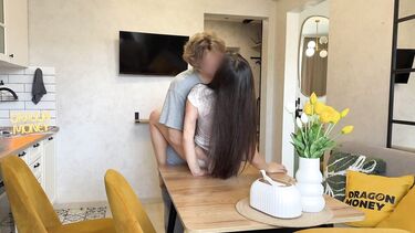 18-летняя русская племянница соблазняет дядю минетом под столом