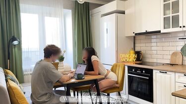 18-летняя русская племянница соблазняет дядю минетом под столом