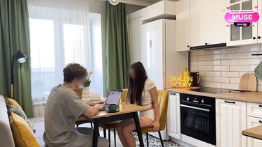 18-летняя русская племянница соблазняет дядю минетом под столом