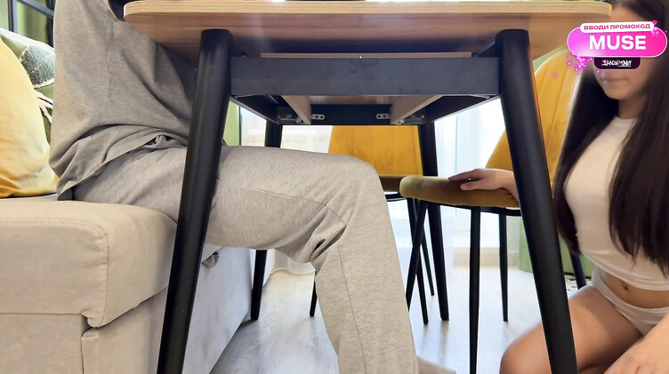 18-летняя русская племянница соблазняет дядю минетом под столом