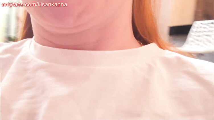 Видеоблогерша снимает секс стрим для своих подписчиков на селфи камеру