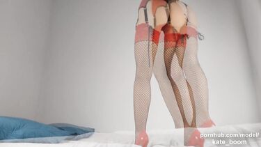 Анальный кремпай после домашнего секса в жопу с девушкой в чулочках в сеточку