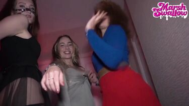 Везучий парень попал на групповой секс на вечеринке с тремя крутыми телками