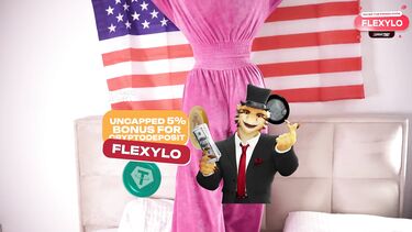 Гибкая блондинка после фотосессии раздвинула ножки перед своим другом