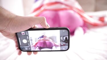 Гибкая блондинка после фотосессии раздвинула ножки перед своим другом