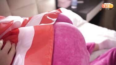 Гибкая блондинка после фотосессии раздвинула ножки перед своим другом