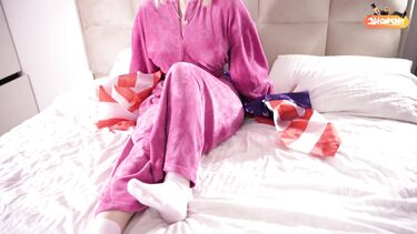 Гибкая блондинка после фотосессии раздвинула ножки перед своим другом