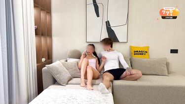 Русская брюнетка сосет хуй и ебется с парнем не прерывая телефонный разговор с подругой