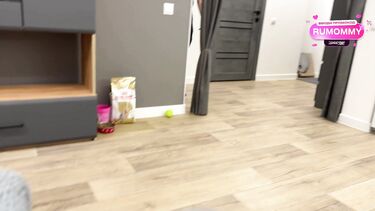 Пасынок трахнул мачеху в чулках в обмен на молчание о ее секрете в тумбочке