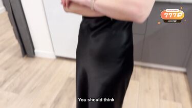 Пасынок трахнул мачеху в чулках в обмен на молчание о ее секрете в тумбочке