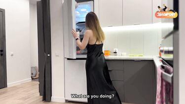 Сосет в чулках: Пасынок трахнул мачеху в чулках в обмен на молчание о ее секрете в тумбочке