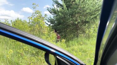 Сосет в чулках: Девушка помогла незнакомцу с починкой машины и его синими яйцами за городом