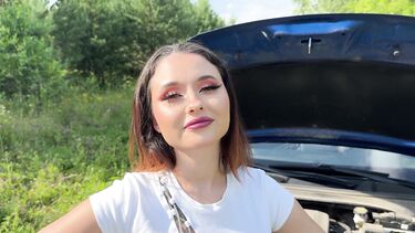 Девушка помогла незнакомцу с починкой машины и его синими яйцами за городом