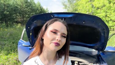 Девушка помогла незнакомцу с починкой машины и его синими яйцами за городом