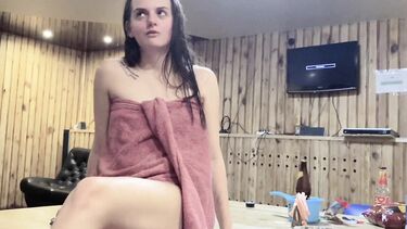 Случайная встреча с русской шлюшкой в бане закончилась еблей в предбаннике