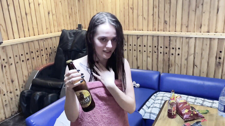 Случайная встреча с русской шлюшкой в бане закончилась еблей в предбаннике