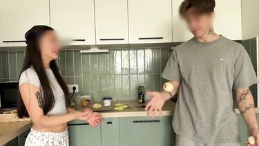 Совместное приготовление обеда закончилось домашним сексом на кухне