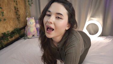 Гуттаперчевая брюнетка отлизывает себе пизду, закинув ноги за голову