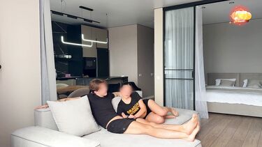 Русские с маленькой грудью: Любительский минет от молодой брюнетки прервал совместный просмотр телешоу