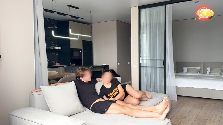 Любительский минет от молодой брюнетки прервал совместный просмотр телешоу