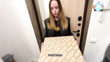 Девушка курьер из пиццерии вынуждена сосать хуй и трахаться с клиентом