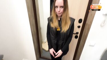 Девушка курьер из пиццерии вынуждена сосать хуй и трахаться с клиентом