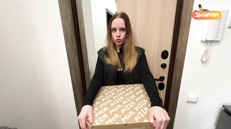 Девушка курьер из пиццерии вынуждена сосать хуй и трахаться с клиентом