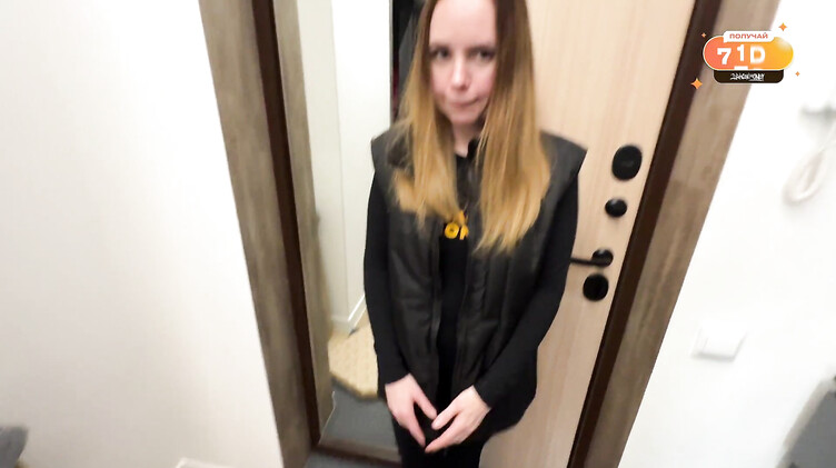 Девушка курьер из пиццерии вынуждена сосать хуй и трахаться с клиентом