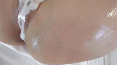 Стройная гибкая сводная сестра получила сперму на попку после крутого секса в масле