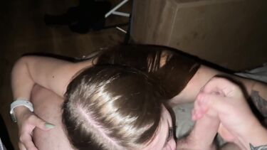 Красотка с пухлыми губами трахается с любовником после работы