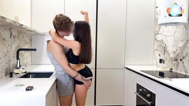 Влюбленная русская пара занимается сексом на кухне после пары бокалов вина