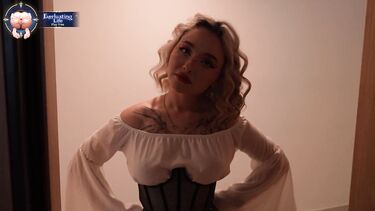 Странная супер гибкая блондинка ворвалась в квартиру соседа и изменила с ним мужу