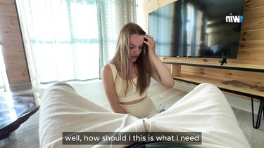 Подруга детства проиграла в покер желание и сделала свой первый минет