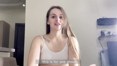 Работящая девушка зарабатывает деньги делая минет незнакомому парню с пляжа