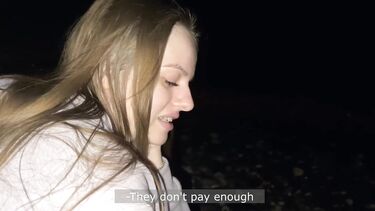 Работящая девушка зарабатывает деньги делая минет незнакомому парню с пляжа