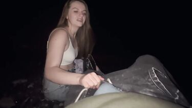 Katy Milligan: Работящая девушка зарабатывает деньги делая минет незнакомому парню с пляжа